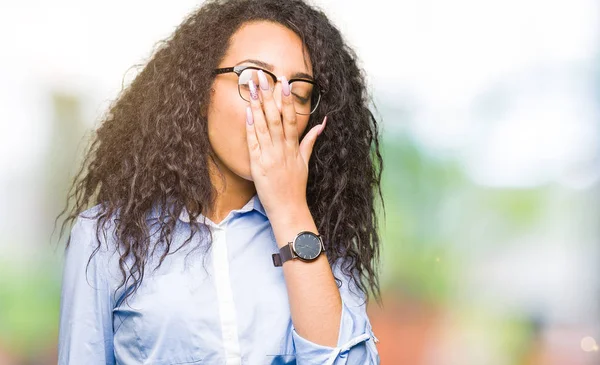 Jonge Mooie Zakelijke Meisje Met Krullend Haar Dragen Bril Verveeld — Stockfoto