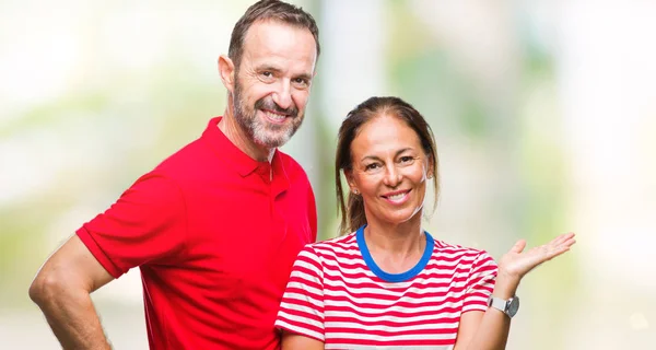 Pareja Hispana Mediana Edad Enamorada Sobre Fondo Aislado Sonriendo Alegre —  Fotos de Stock