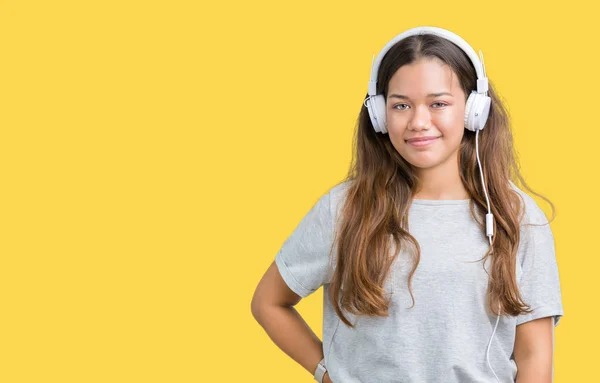 Joven Mujer Hermosa Con Auriculares Escuchando Música Sobre Fondo Aislado — Foto de Stock