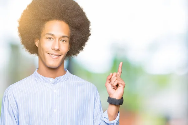 Молодой Африканский Американец Афроволосами Широкой Улыбкой Лице Указывающий Рукой Пальцем — стоковое фото