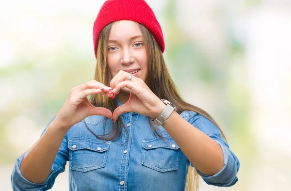 Yün Şapkası Aşık Kalp Simgesi Elleriyle Şekil Gösteren Gülümseyen Izole — Stok fotoğraf