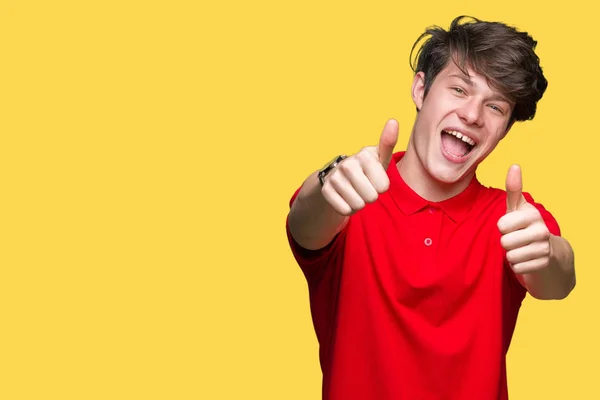 Homem Bonito Jovem Vestindo Camiseta Vermelha Sobre Fundo Isolado Aprovando — Fotografia de Stock