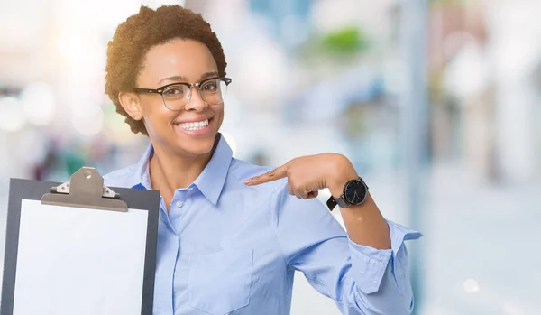 Young African American Businesss Woman Holding Clipboard Isolated Background Surprise — Stock Photo, Image