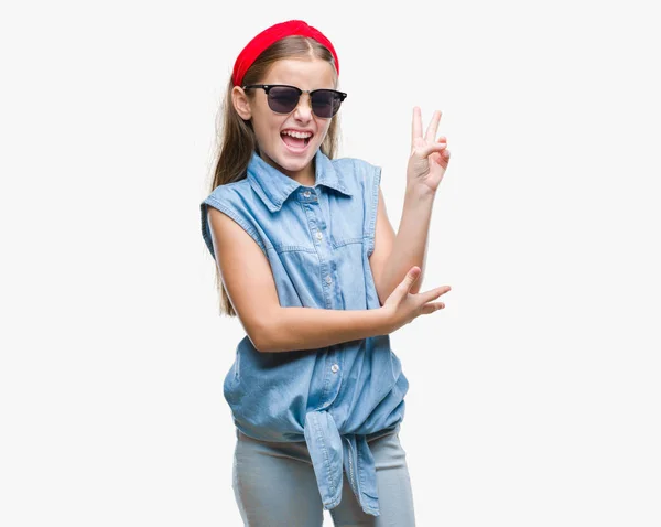 Menina Bonita Nova Usando Óculos Sol Sobre Fundo Isolado Sorrindo — Fotografia de Stock