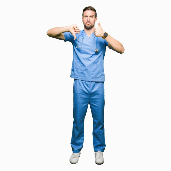 Gutaussehender Arzt Medizinischer Uniform Über Isoliertem Hintergrund Der Daumen Nach — Stockfoto