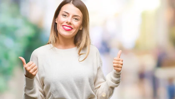 Mujer Hermosa Joven Suéter Blanco Casual Sobre Signo Éxito Fondo — Foto de Stock