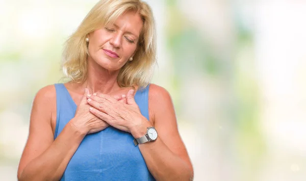 Blonde Frau Mittleren Alters Vor Isoliertem Hintergrund Die Hände Auf — Stockfoto