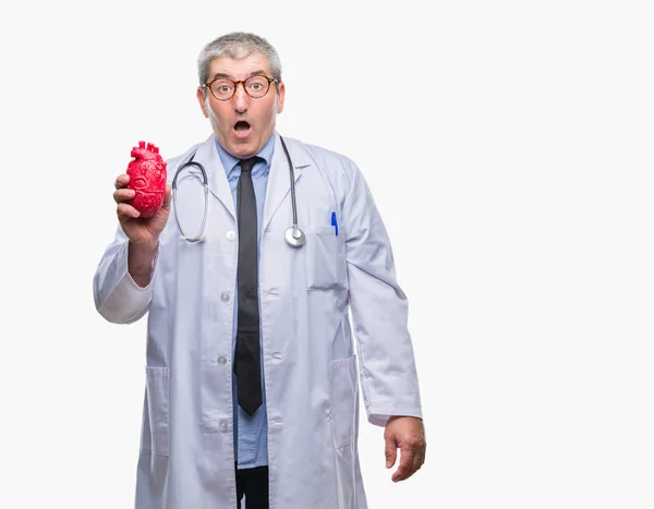 Przystojny Senior Kardiolog Lekarz Człowieka Posiadającego Serce Białym Tle Przestraszony — Zdjęcie stockowe