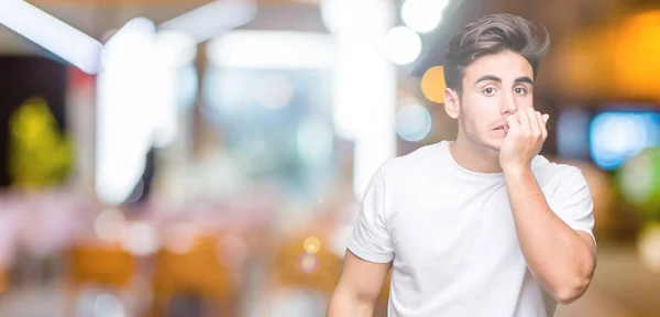 Joven Hombre Guapo Con Camiseta Blanca Sobre Fondo Aislado Mirando —  Fotos de Stock