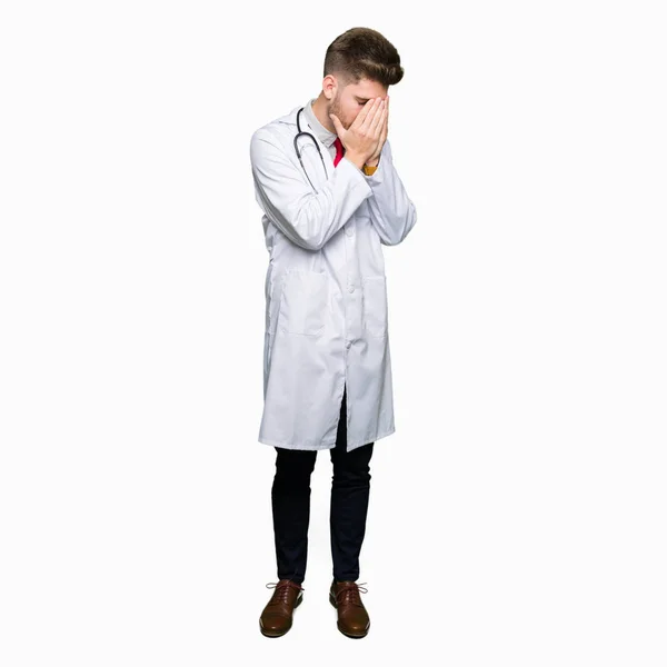 Νέος Ωραίος Γιατρός Άνθρωπος Φορώντας Ιατρική Παλτό Θλιβερή Έκφραση Προσώπου — Φωτογραφία Αρχείου