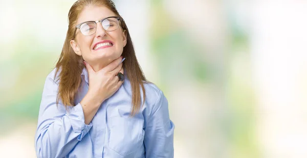 Güzel Orta Yaş Olgun Kadını Üzerinde Gözlük Takan Izole Arka — Stok fotoğraf