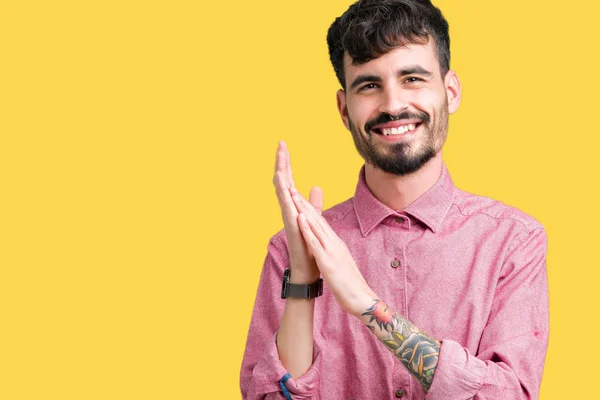 Joven Hombre Guapo Con Camisa Rosa Sobre Fondo Aislado Aplaudiendo —  Fotos de Stock