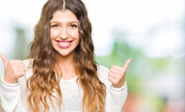 Jovem Mulher Bonita Vestindo Suéter Branco Sinal Sucesso Fazendo Gesto — Fotografia de Stock