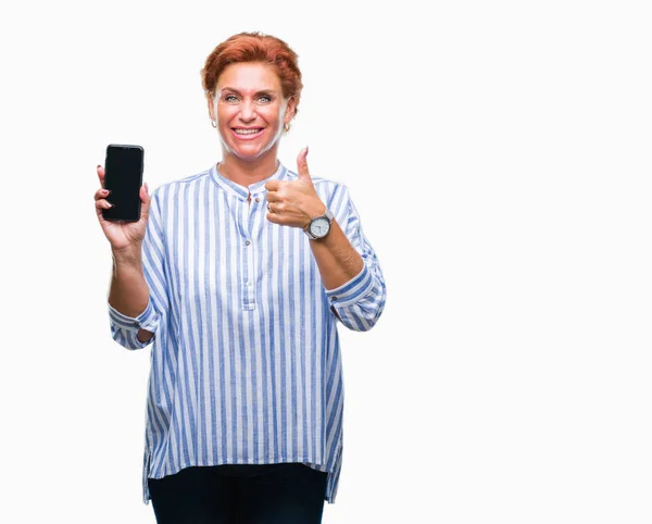 Atrctive Senior Kaukasischen Rothaarige Frau Zeigt Smartphone Bildschirm Über Isolierten — Stockfoto