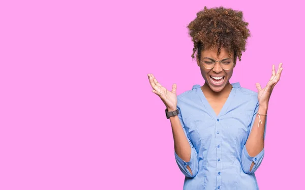 Mooie Jonge Afro Amerikaanse Zakenvrouw Geïsoleerde Achtergrond Vieren Gekke Gekke — Stockfoto