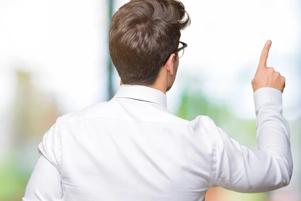 Junger Geschäftsmann Mit Brille Vor Isoliertem Hintergrund Posiert Rückwärts Und — Stockfoto