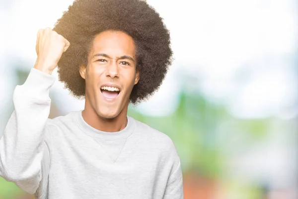 Unga Afroamerikanska Man Med Afro Hår Bär Sportig Sweatshirt Arg — Stockfoto