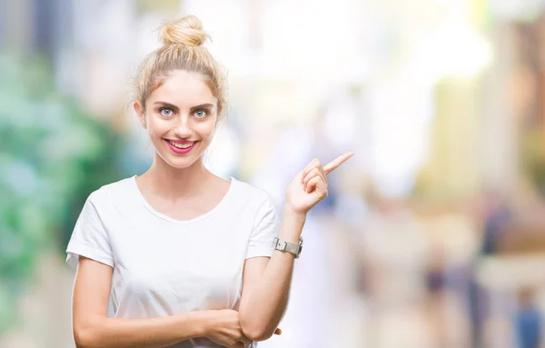 Joven Mujer Rubia Hermosa Con Camiseta Blanca Sobre Fondo Aislado —  Fotos de Stock