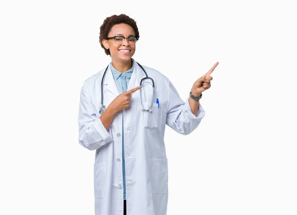 Fiatal Afro Amerikai Orvos Visel Orvosi Kabát Elszigetelt Háttér Mosolyogva — Stock Fotó