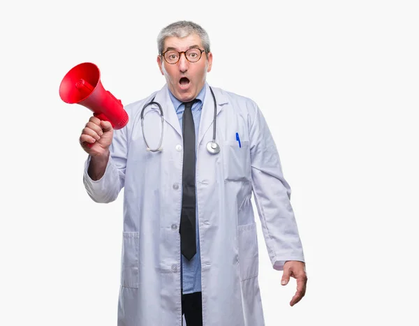 Bonito Médico Sênior Homem Gritando Através Megafone Sobre Fundo Isolado — Fotografia de Stock