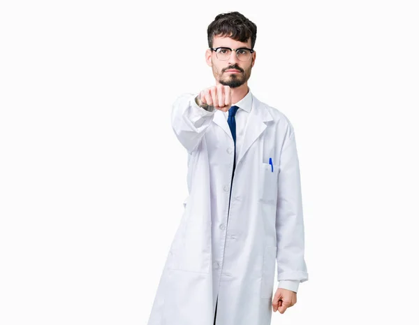 Giovane Scienziato Professionista Uomo Indossa Camice Bianco Sfondo Isolato Pugno — Foto Stock