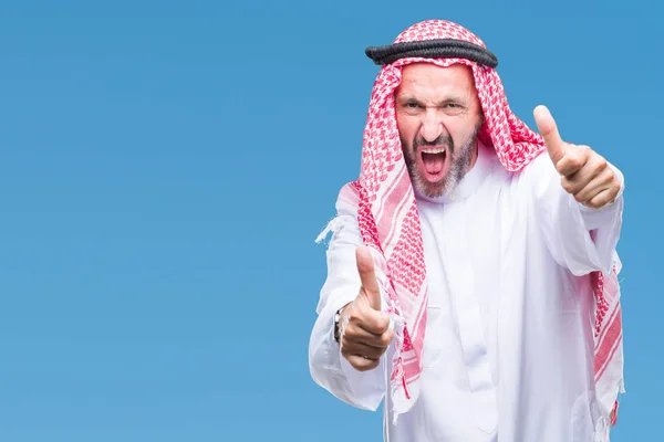 阿拉伯的资深男子穿着 Keffiyeh 在孤立的背景 赞成做积极的手势用手 竖起大拇指微笑 并为成功高兴 看着镜头 赢家的手势 — 图库照片