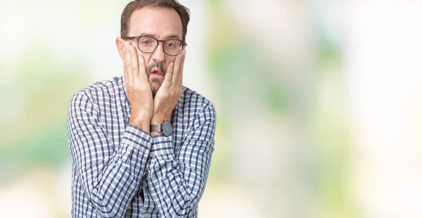 Stilig Medelåldern Eleganta Senior Mannen Bär Glasögon Över Isolerade Bakgrund — Stockfoto