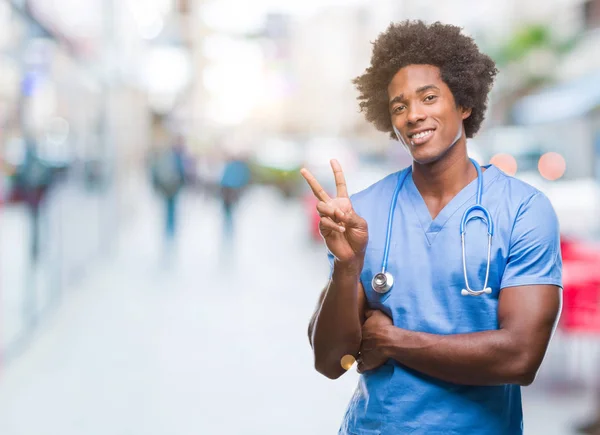 Американский Хирург Афроамериканец Изолированном Фоне Улыбается Счастливым Лицом Подмигивая Камеру — стоковое фото
