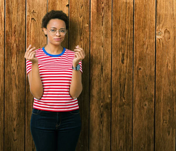 Hermosa Mujer Afroamericana Joven Con Gafas Sobre Fondo Aislado Haciendo — Foto de Stock