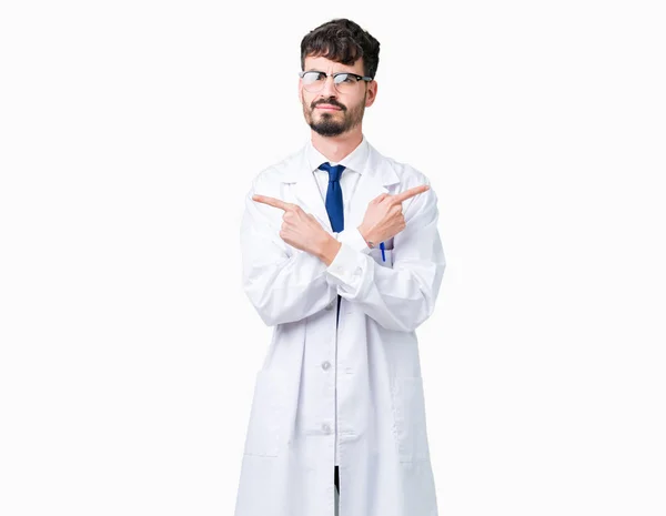 Giovane Scienziato Professionista Uomo Indossa Cappotto Bianco Sfondo Isolato Indicando — Foto Stock