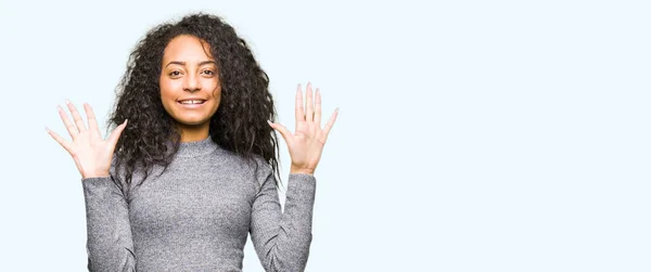 Junges Schönes Mädchen Mit Lockigem Haar Das Mit Den Fingern — Stockfoto