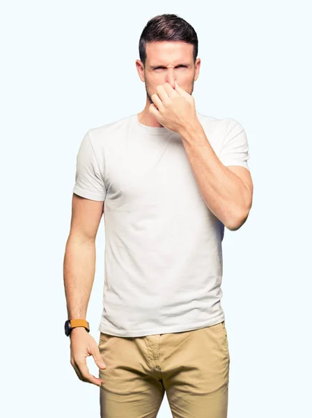 鼻の臭いと嫌な何かの臭いがするカジュアルな白い シャツ 耐え難い匂い 指で保持息を着てハンサムな男 悪いにおいの概念 — ストック写真