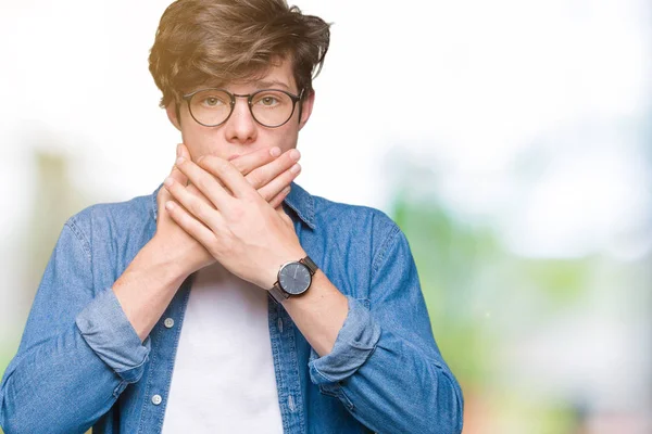 Joven Hombre Guapo Con Gafas Sobre Fondo Aislado Impactó Cubriendo —  Fotos de Stock