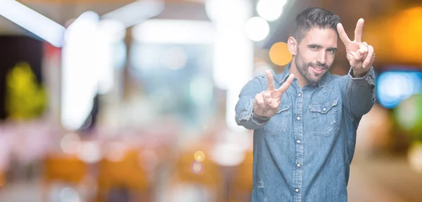 Joven Hombre Guapo Sobre Fondo Aislado Sonriendo Mirando Cámara Mostrando — Foto de Stock