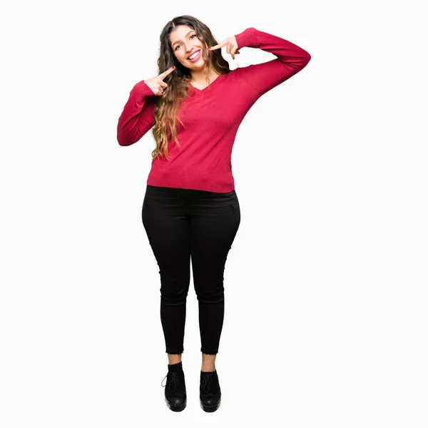 若い美しい女性の自信を示すと指歯と口を指して笑って赤いセーターを着ています 健康の概念 — ストック写真
