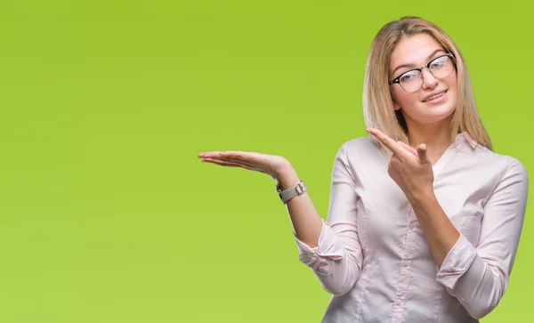 Jeune Femme Affaires Caucasienne Portant Des Lunettes Sur Fond Isolé — Photo