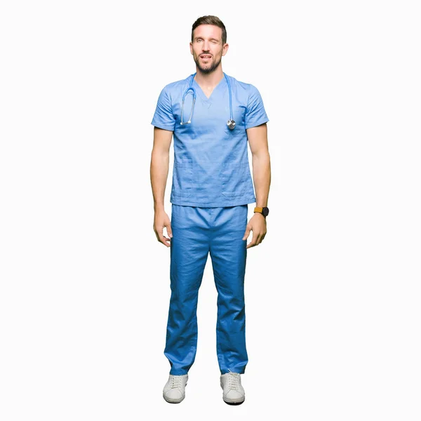 Bonito Médico Homem Vestindo Uniforme Médico Sobre Fundo Isolado Piscando — Fotografia de Stock