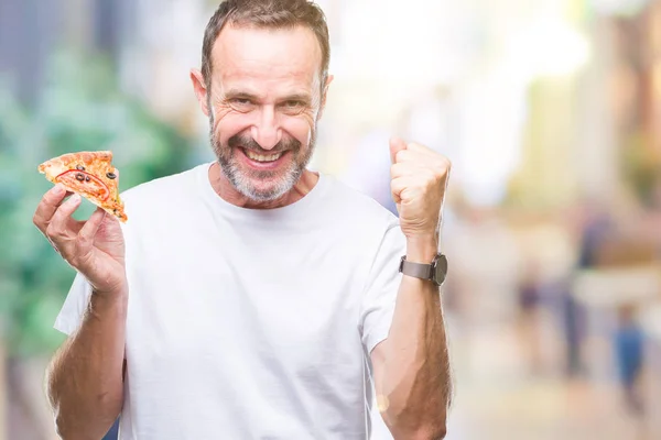 Middelbare Leeftijd Hoary Senior Man Eten Pizza Slice Geïsoleerde Achtergrond — Stockfoto