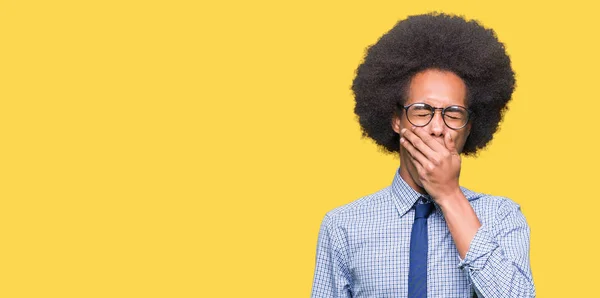 Unga Afroamerikanska Affärsman Med Afro Hår Glasögon Uttråkad Gäspningar Trött — Stockfoto