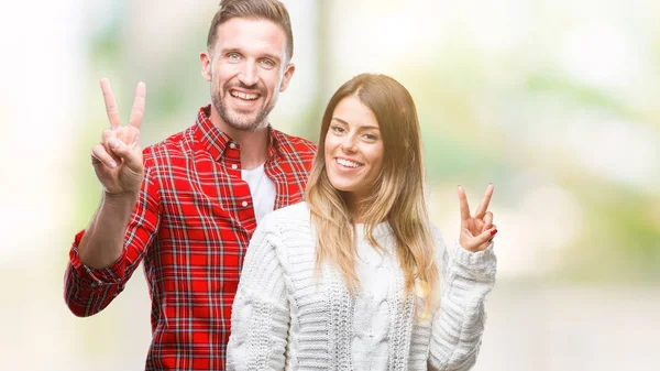 Pareja Joven Enamorada Vistiendo Suéter Invierno Sobre Fondo Aislado Sonriendo — Foto de Stock