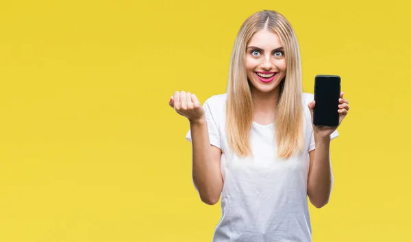 Giovane Bella Donna Bionda Mostrando Smartphone Sfondo Isolato Urlando Orgoglioso — Foto Stock