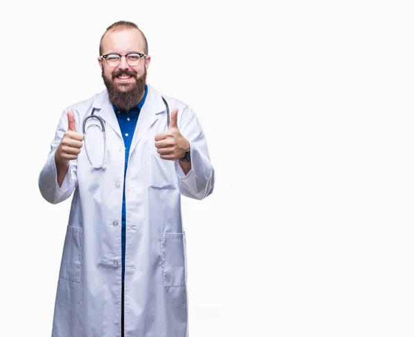 Jovem Homem Médico Caucasiano Vestindo Casaco Branco Médico Sobre Fundo — Fotografia de Stock