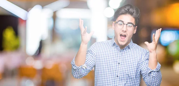 Junger Gutaussehender Mann Mit Brille Vor Isoliertem Hintergrund Der Verrückt — Stockfoto