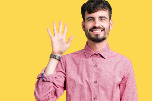 年轻英俊的男人穿着粉红色的衬衫在孤立的背景显示和手指指向第五 同时微笑着自信和快乐 — 图库照片