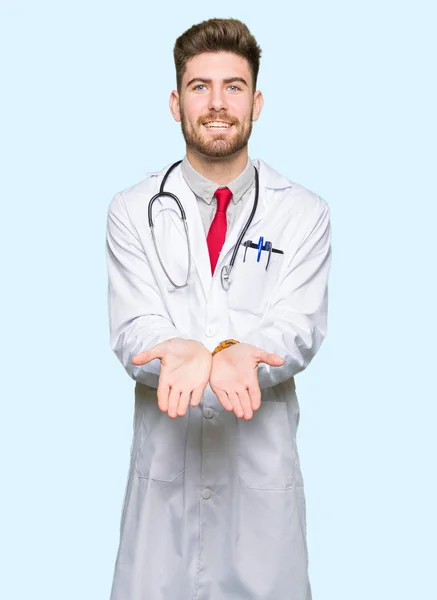 Молодий Красивий Лікар Чоловік Медичному Пальто Усміхаючись Руками Долоні Разом — стокове фото