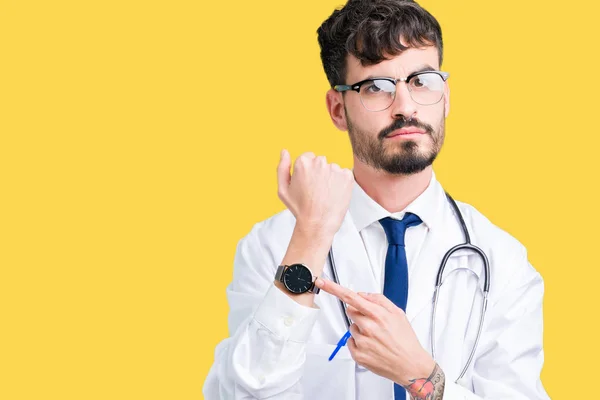 Giovane Medico Che Indossa Cappotto Ospedaliero Sfondo Isolato Fretta Indicando — Foto Stock