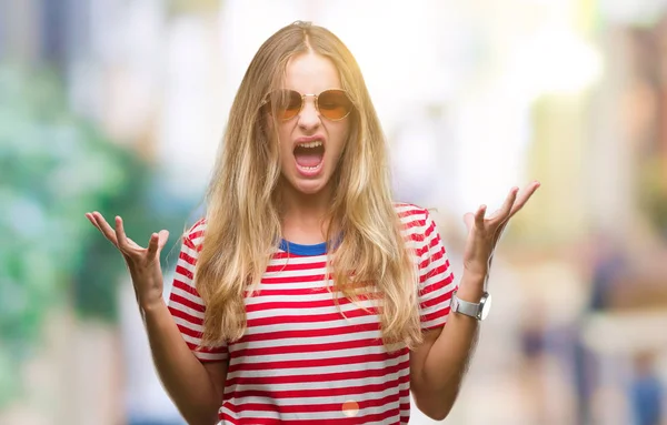 Giovane Bella Donna Bionda Indossa Occhiali Sole Sfondo Isolato Celebrando — Foto Stock