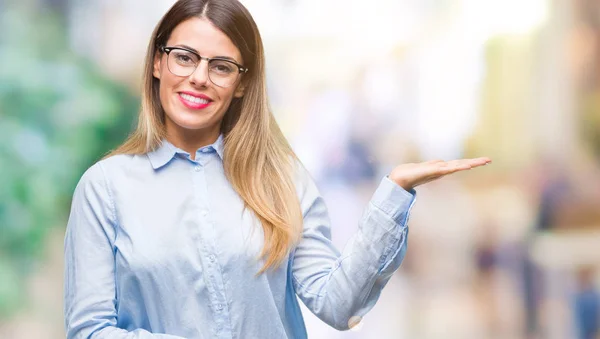 Joven Mujer Negocios Hermosa Con Gafas Sobre Fondo Aislado Sonriendo — Foto de Stock