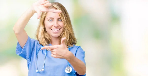 Schöne Junge Ärztin Medizinischer Uniform Über Isoliertem Hintergrund Lächelnd Rahmen — Stockfoto
