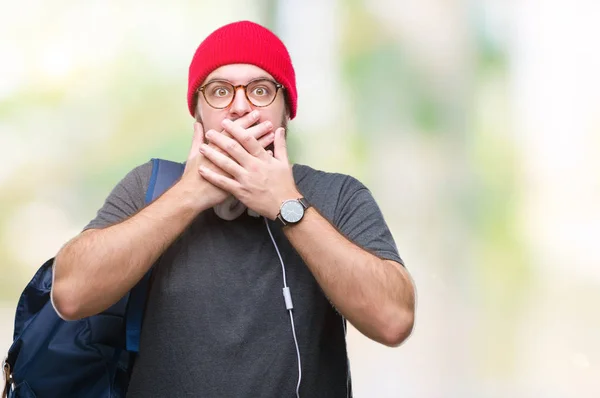 Giovane Hipster Uomo Indossa Berretto Lana Rossa Zaino Sfondo Isolato — Foto Stock